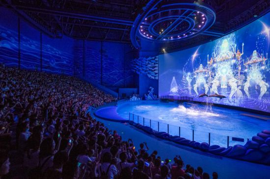 在大雪封闭的山庄里